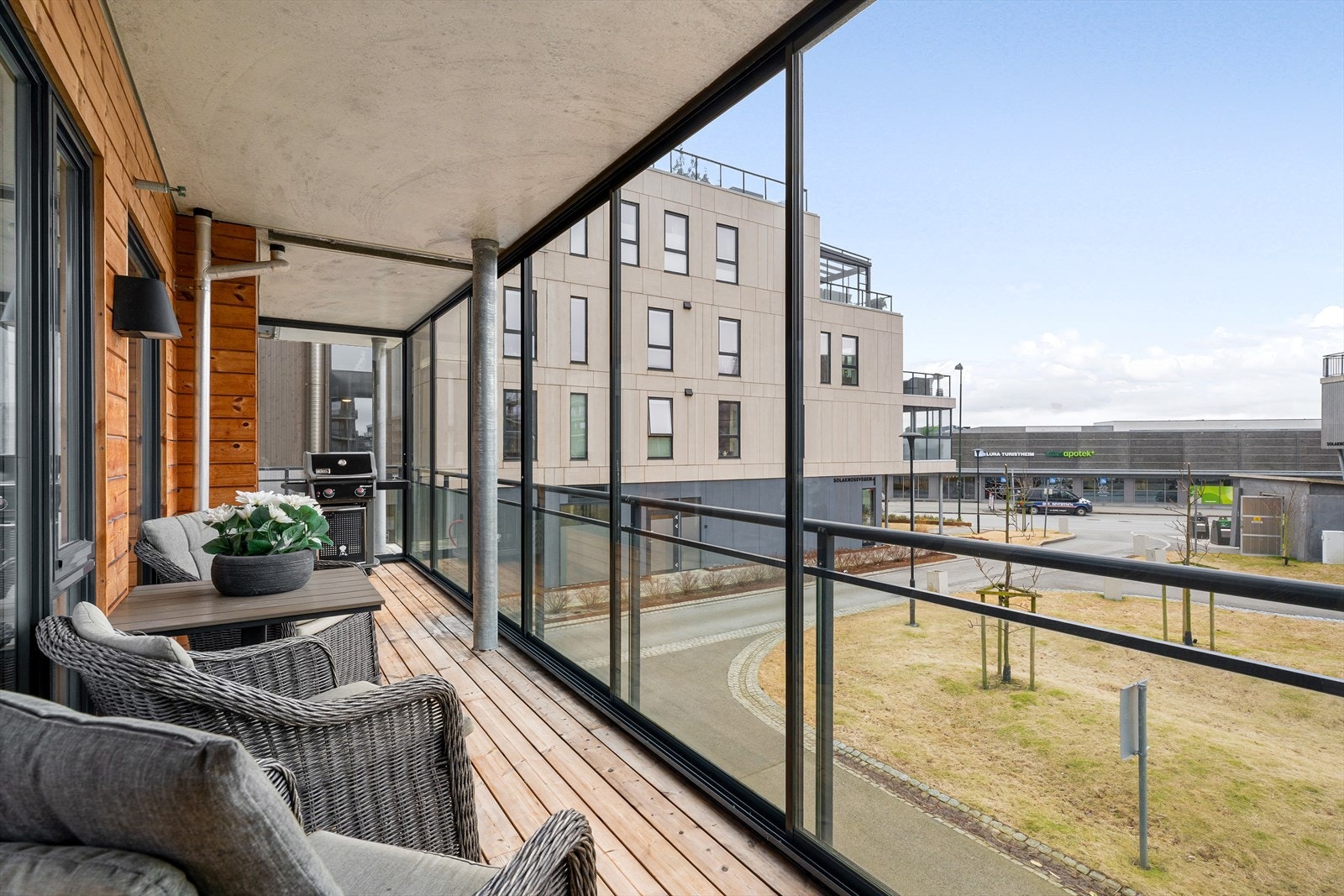 Stor vest vendt balkong med gode solforhold. Galleribilde