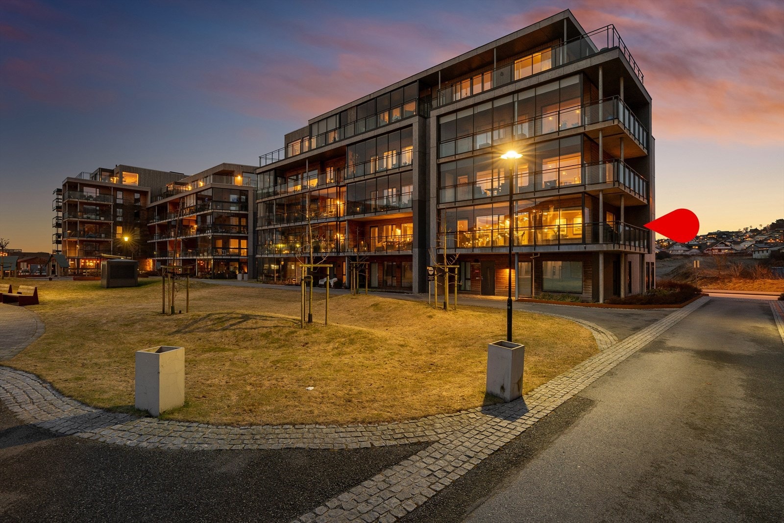 Sander Jonassen v/EiendomsMegler 1 har gleden av å presentere Sandesletta 25B for salg. Foto: Per Bendiksen og Trond-Eirik Husvæg. Galleribilde