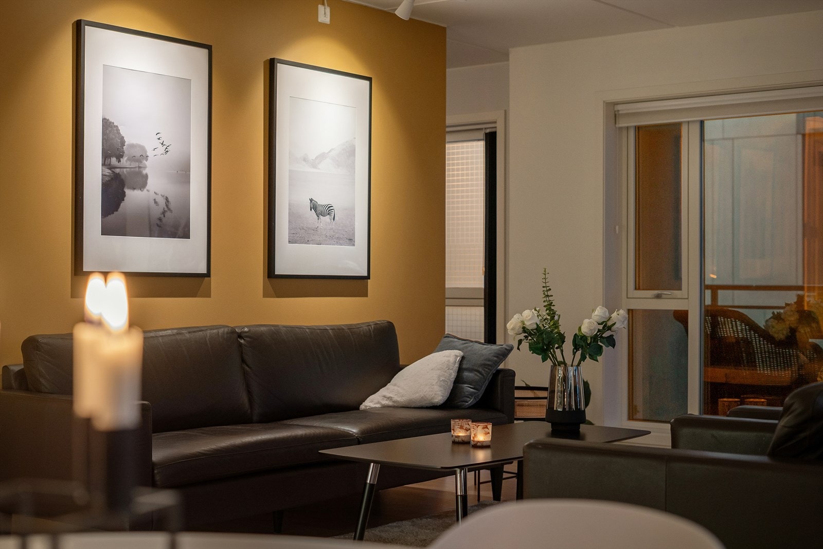 Innholdsrik leilighet med beroligende fargevalg på vegger. Galleribilde