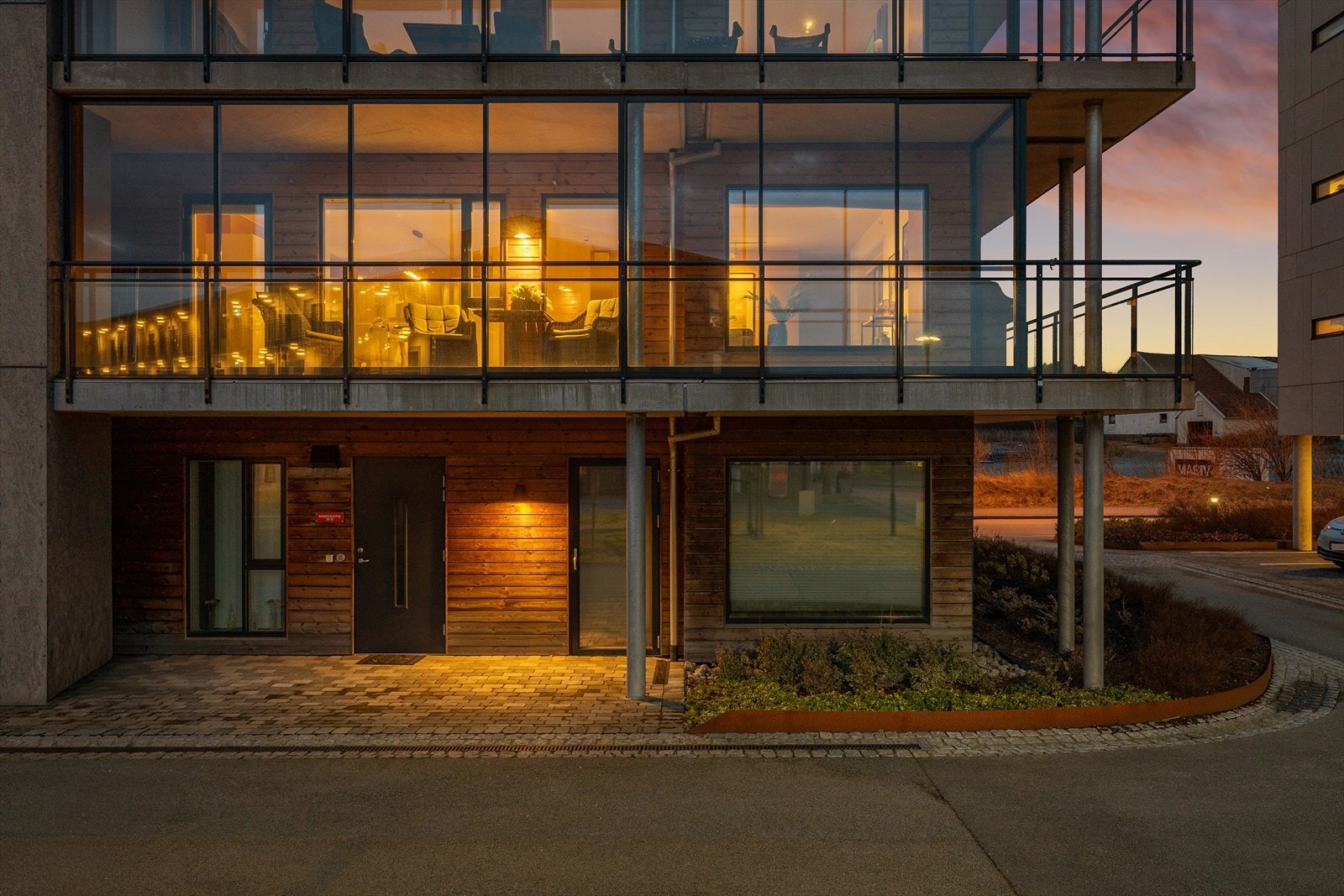 Leilighetskompleks utstyrt med heis. Gode kollektiv muligheter i umiddelbar nærhet som tar deg til Stavanger, Sandnes, Universitetet og Tananger. Galleribilde