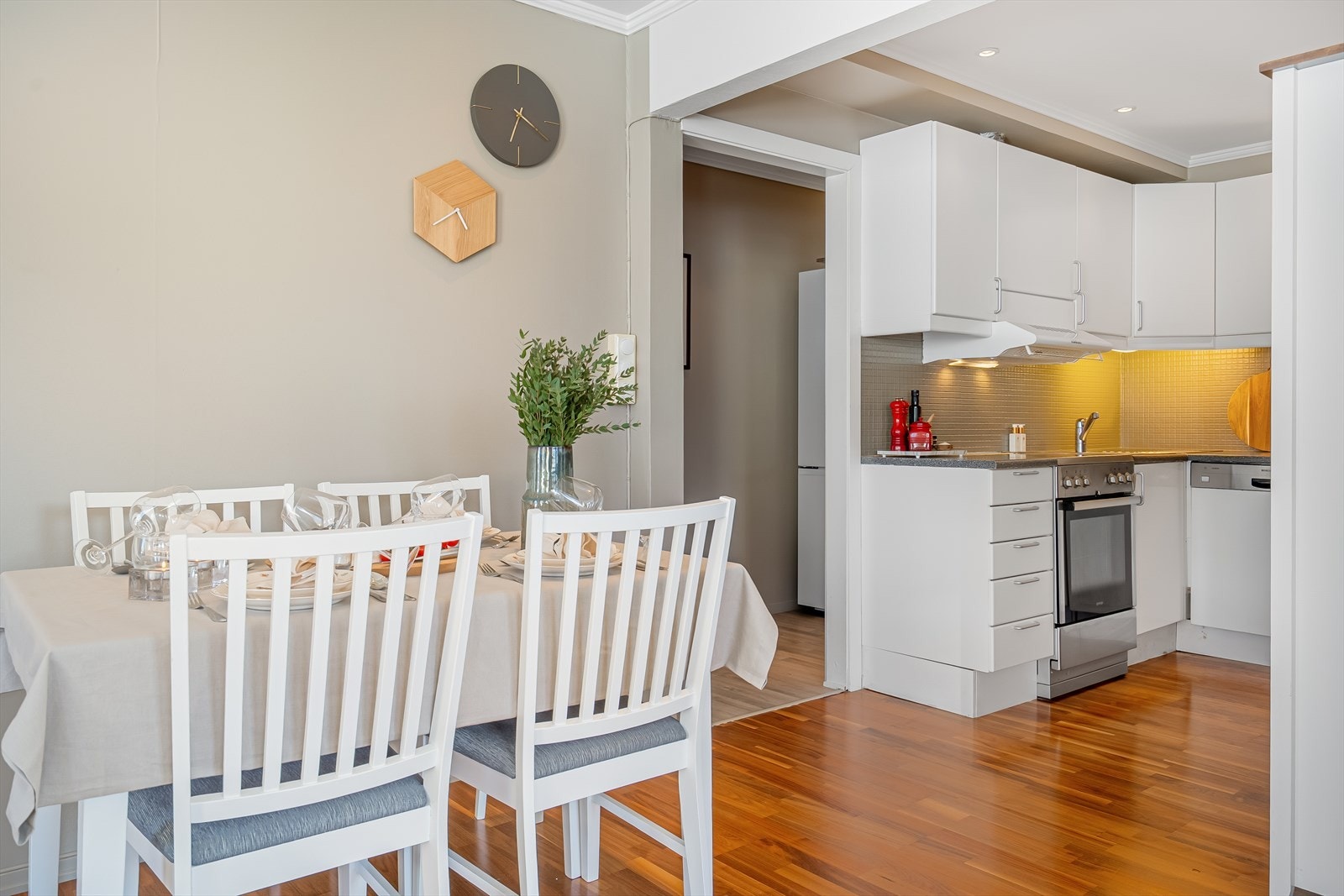 Kjøkkenet ligger delvis skjermet fra stuen. Galleribilde