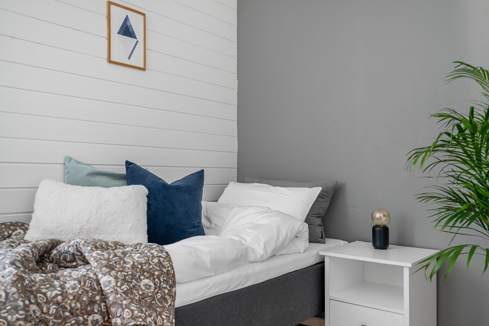 Soverommet er malt i moderne fargevalg. Galleribilde