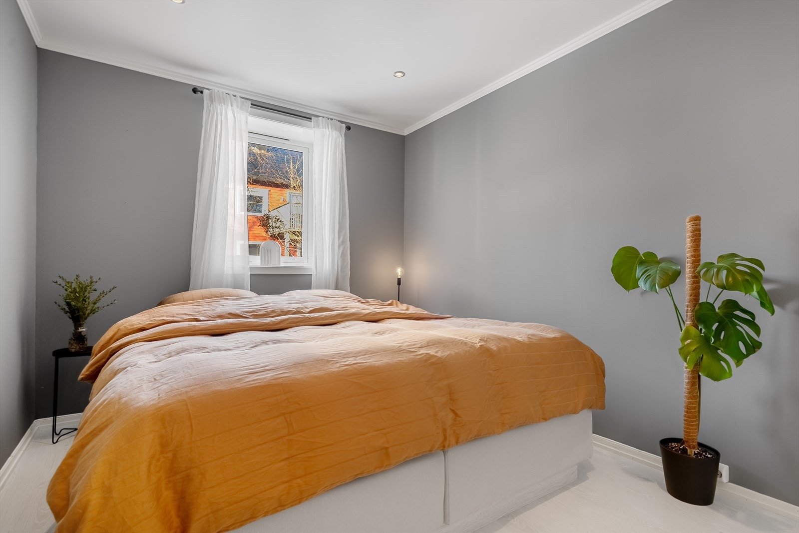 Rom benyttet som soverom med praktisk oppbevaringsnisje. Galleribilde