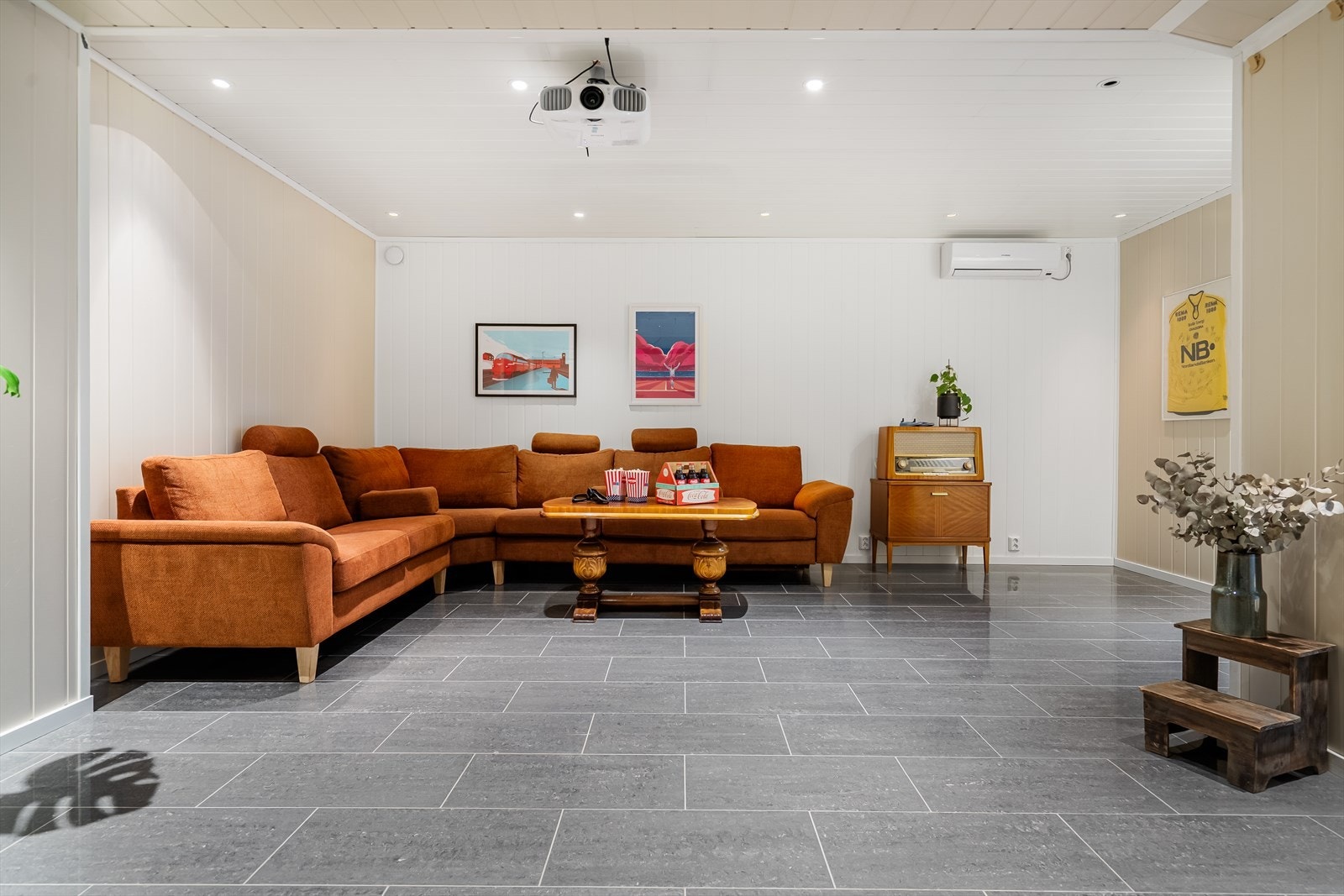 Kjeller med plass til stor sofa og tilhørende møbler. Galleribilde