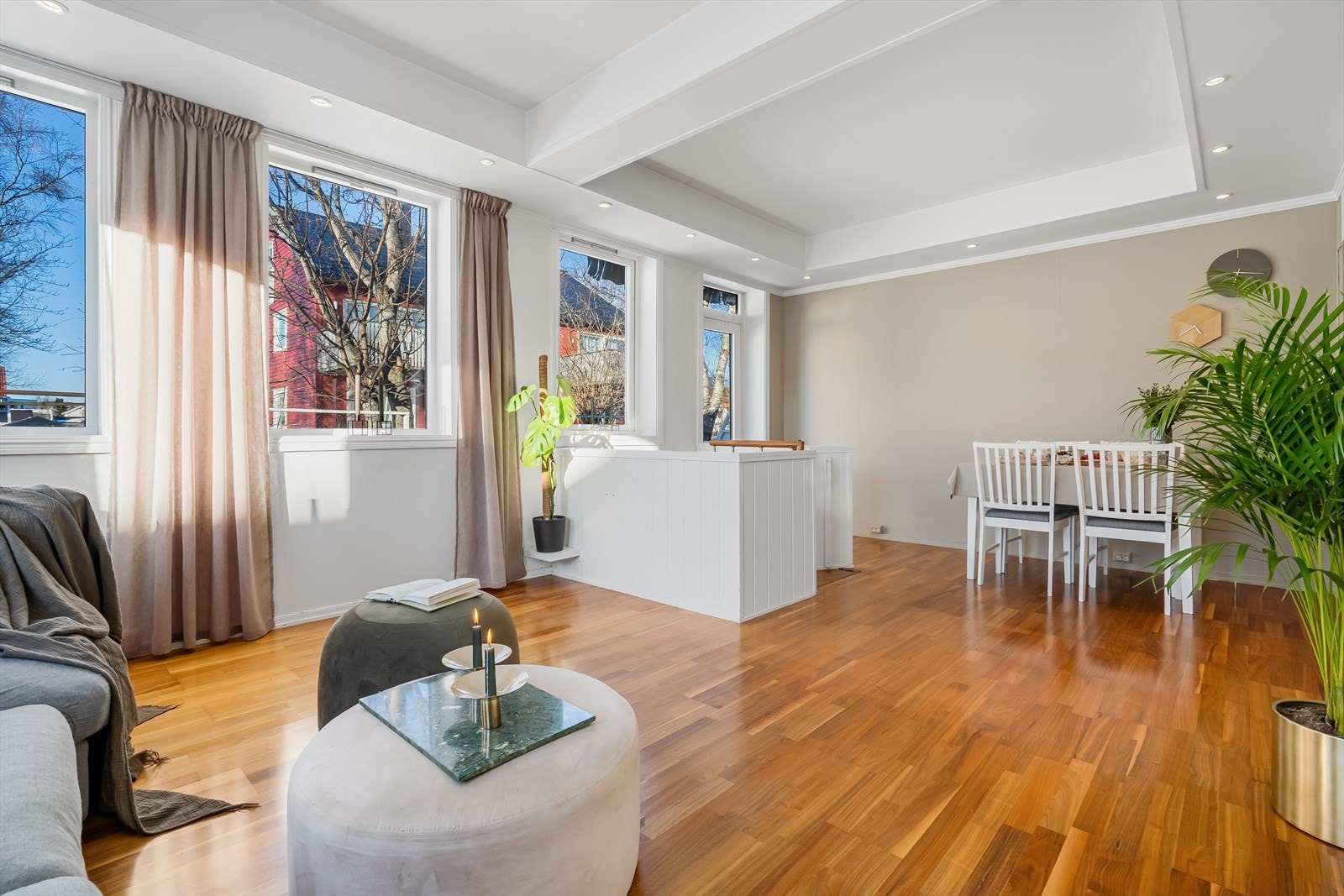 Stuen ble malt i 2026 i lyse, moderne fargevalg Galleribilde