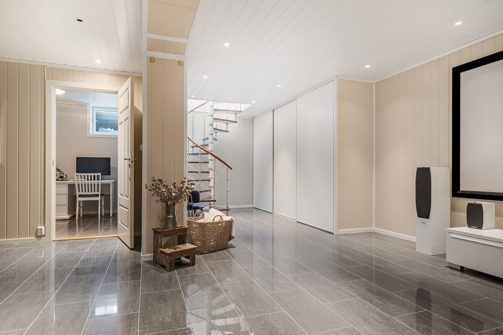 Stor skyvedørsgarderobe etablert. Downlights i tak. Galleribilde