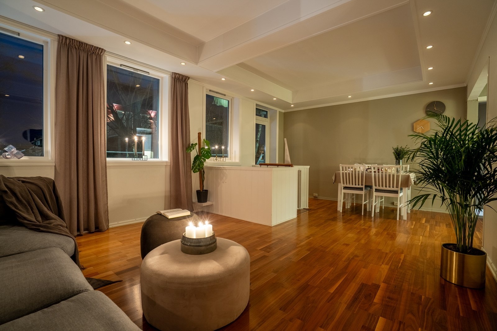 Stue med god takhøyde og luftig atmosfære Galleribilde