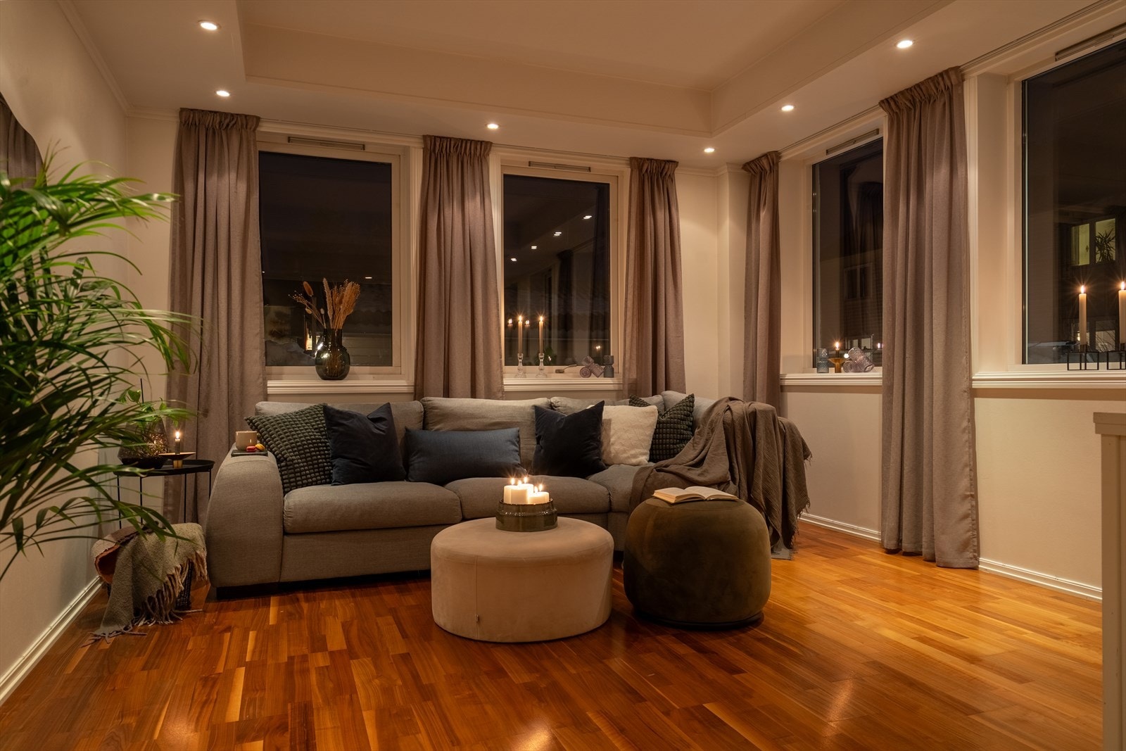 Stemningsfull stue på kveldstid. Galleribilde