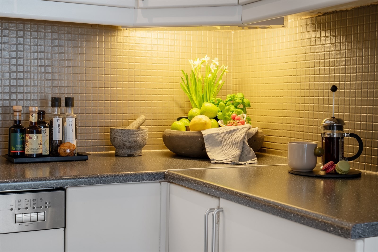 Malte fliser mellom benk og overskap. Galleribilde