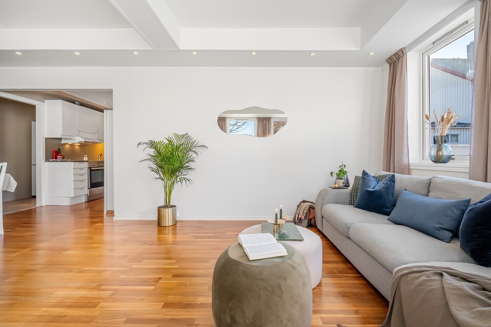 Utstrakt bruk av downlights i tak. Galleribilde