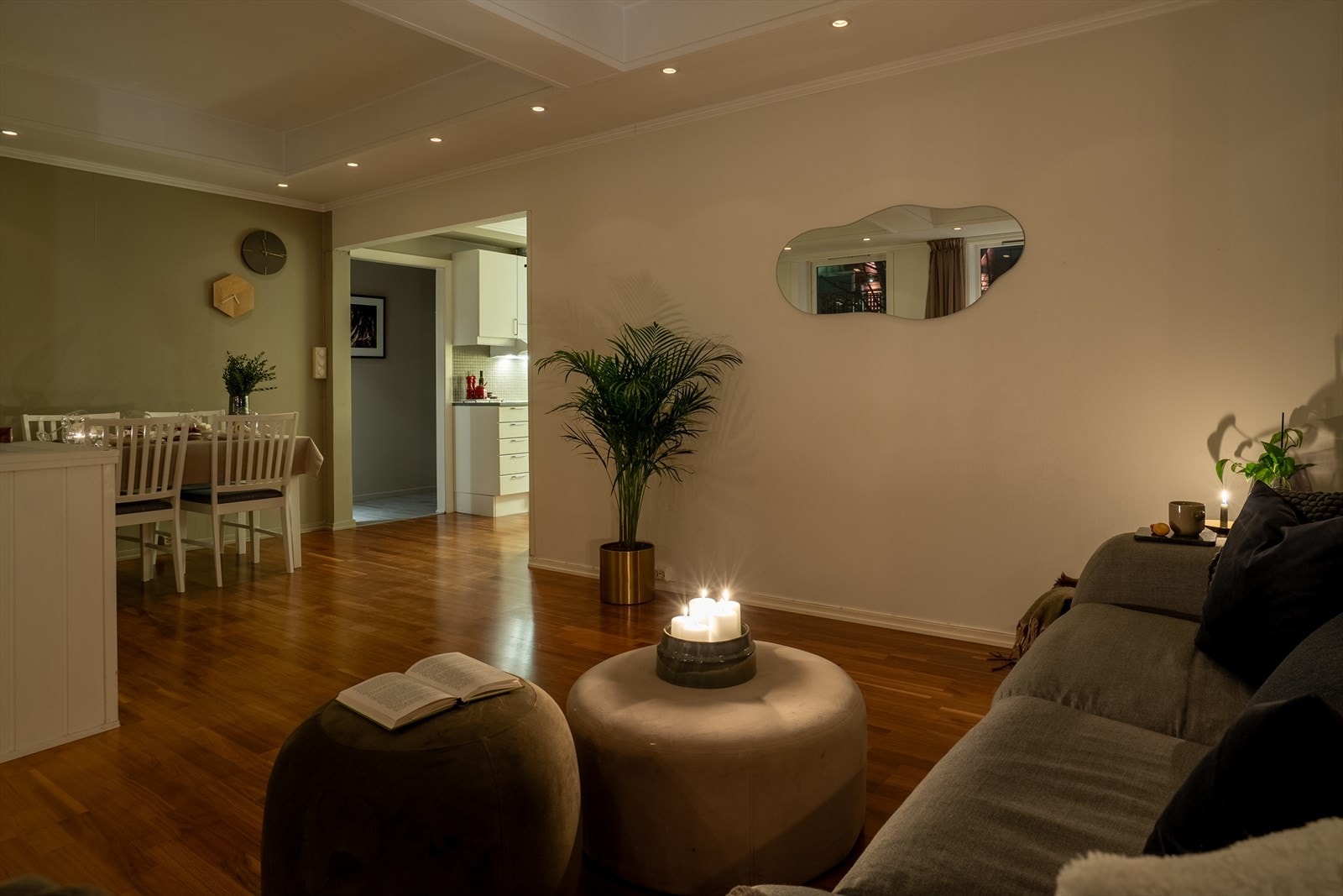 Stue med plass til sitte- og spisemøbler. Galleribilde