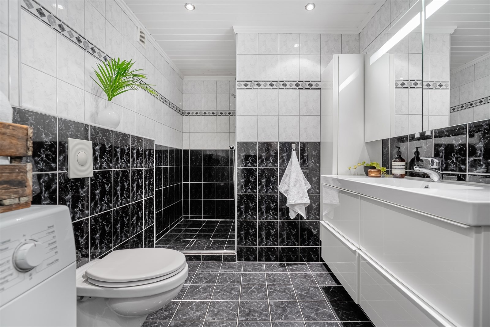 Badet fremstår romslig med dusjnisje. Galleribilde