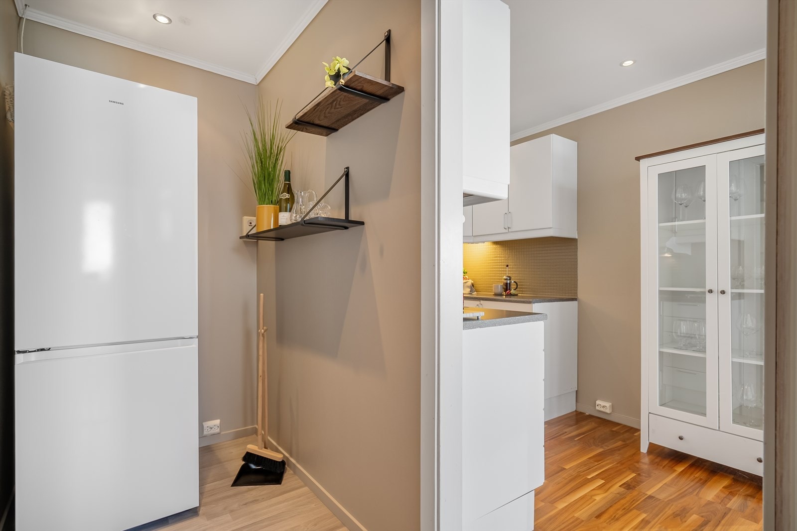 I tilknytning til kjøkkenet er det en egen nisje som i dag benyttes til kjøleskap Galleribilde