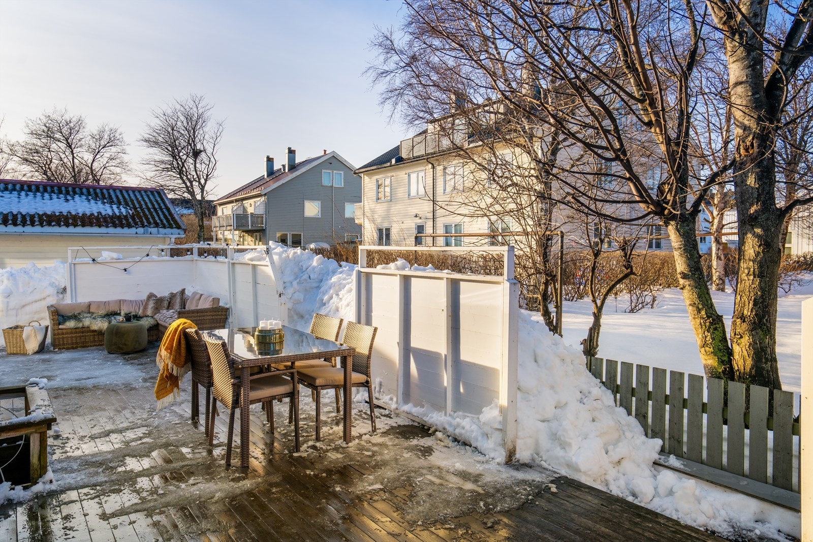 Fra stuen er det utgang til felles uteareal, men naturlig delt inn i "egne soner". Galleribilde