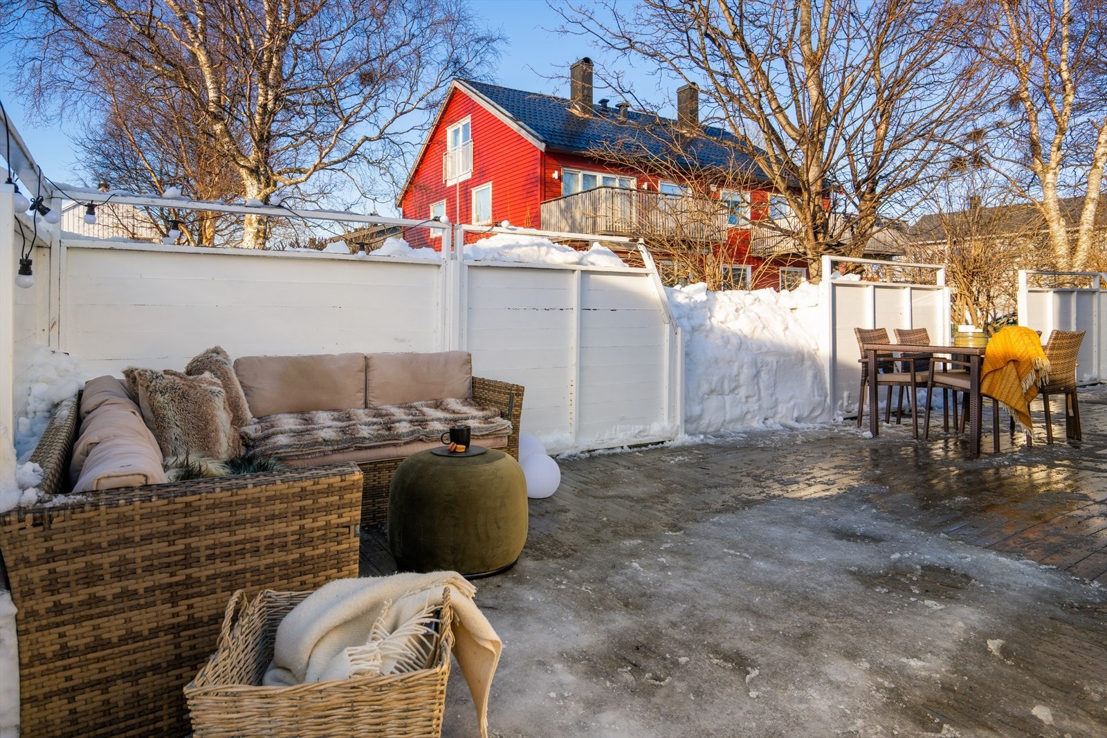 Uteareal med plass til flere sittegrupper. Galleribilde