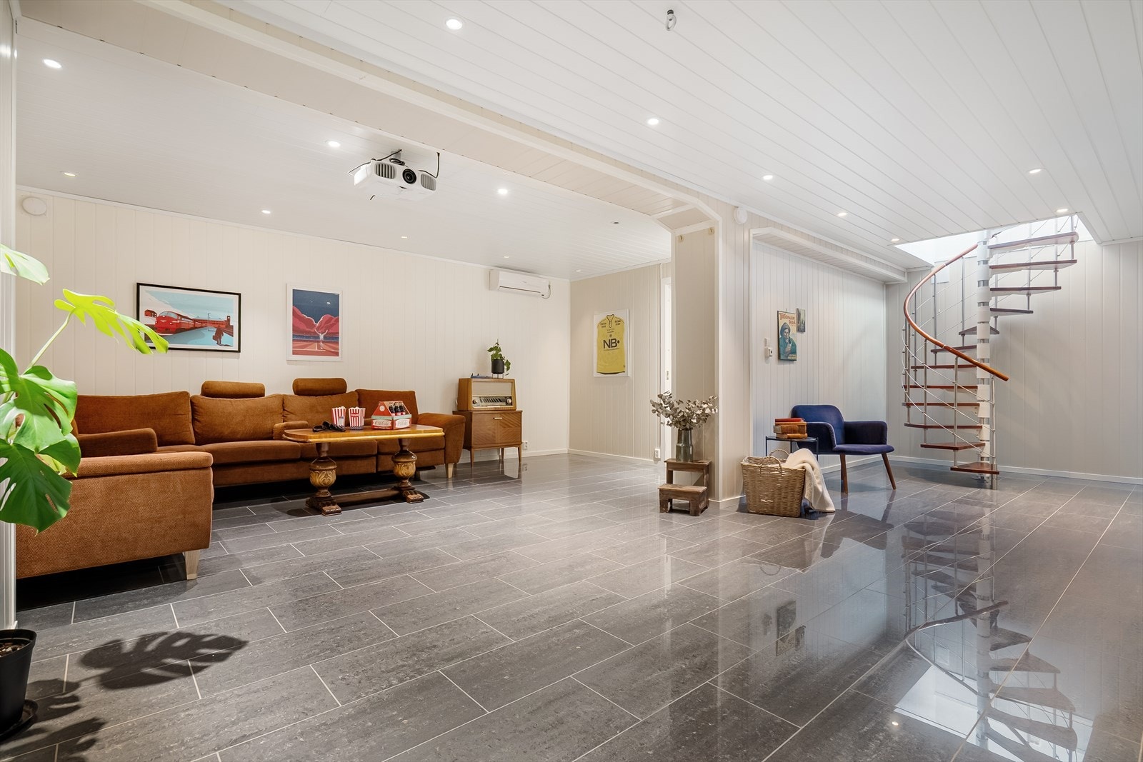 Romslig kjellerareal som i dag benyttes som kjellerstue. Galleribilde