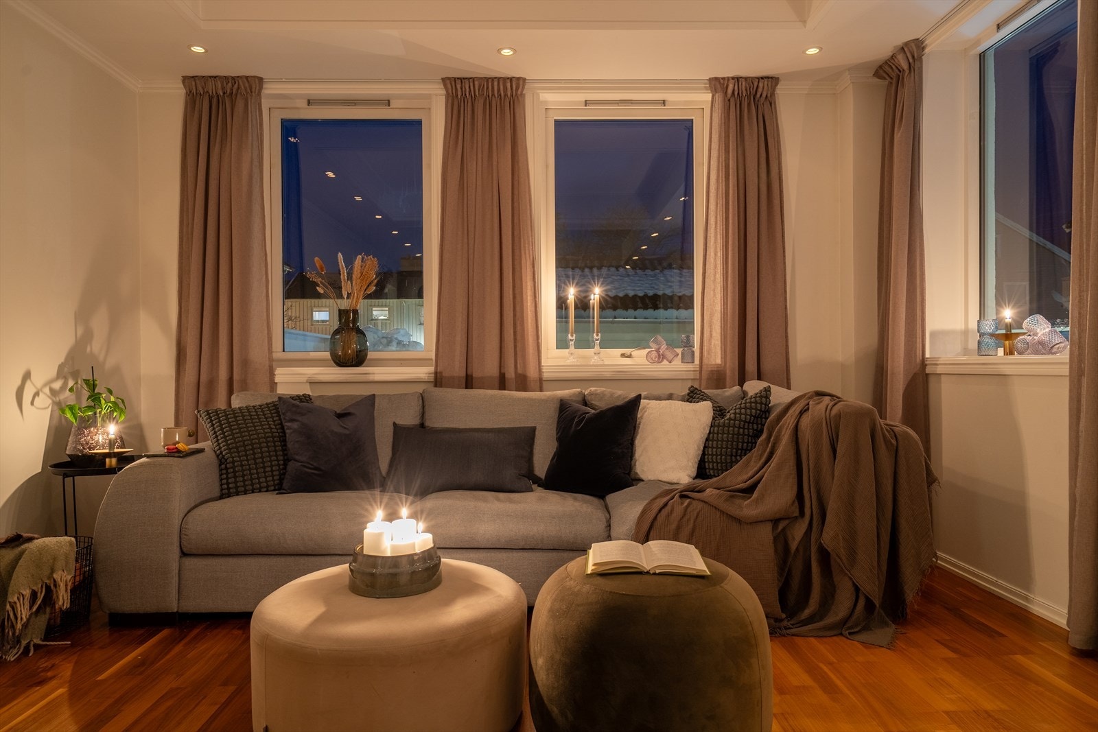 Trivelig rom for avslapning på kvelden. Galleribilde