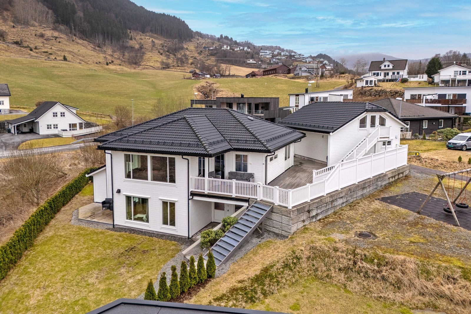 Velkommen til Epleskogen 23, presentert av eiendomsmegler Christoffer Haugeberg Våge. FotoYoon. Galleribilde