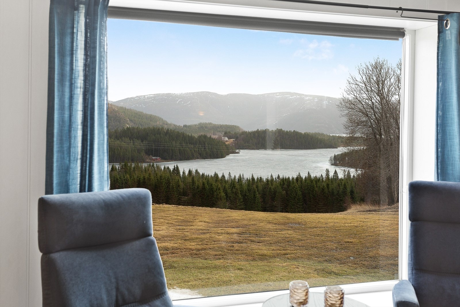 Utsikten fra stuevinduet forandrer seg i takt med vær og årstid, og er som et levende maleri Galleribilde