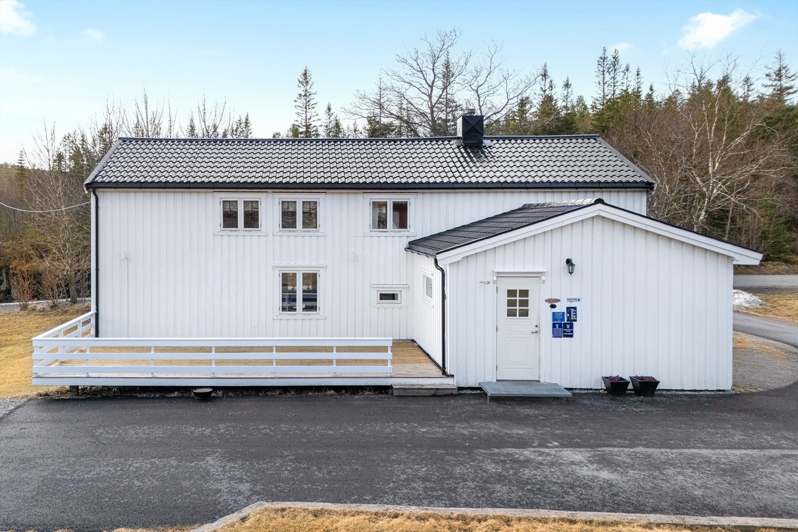 Boligen er opprinnelig fra slutten av 1800-tallet, men ble ifbmeierskifte i 2012 totalrenovert både inn og utvending Galleribilde