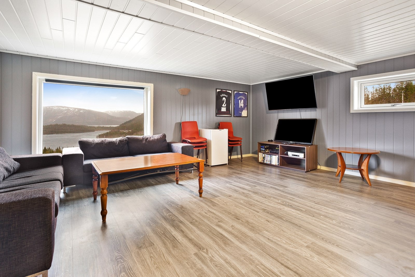 Det er også et isolert rom inne i låven, men elektrisk anlegg for multimedia, og ikke minst en fantastisk utsikt over Vasslivannet Galleribilde