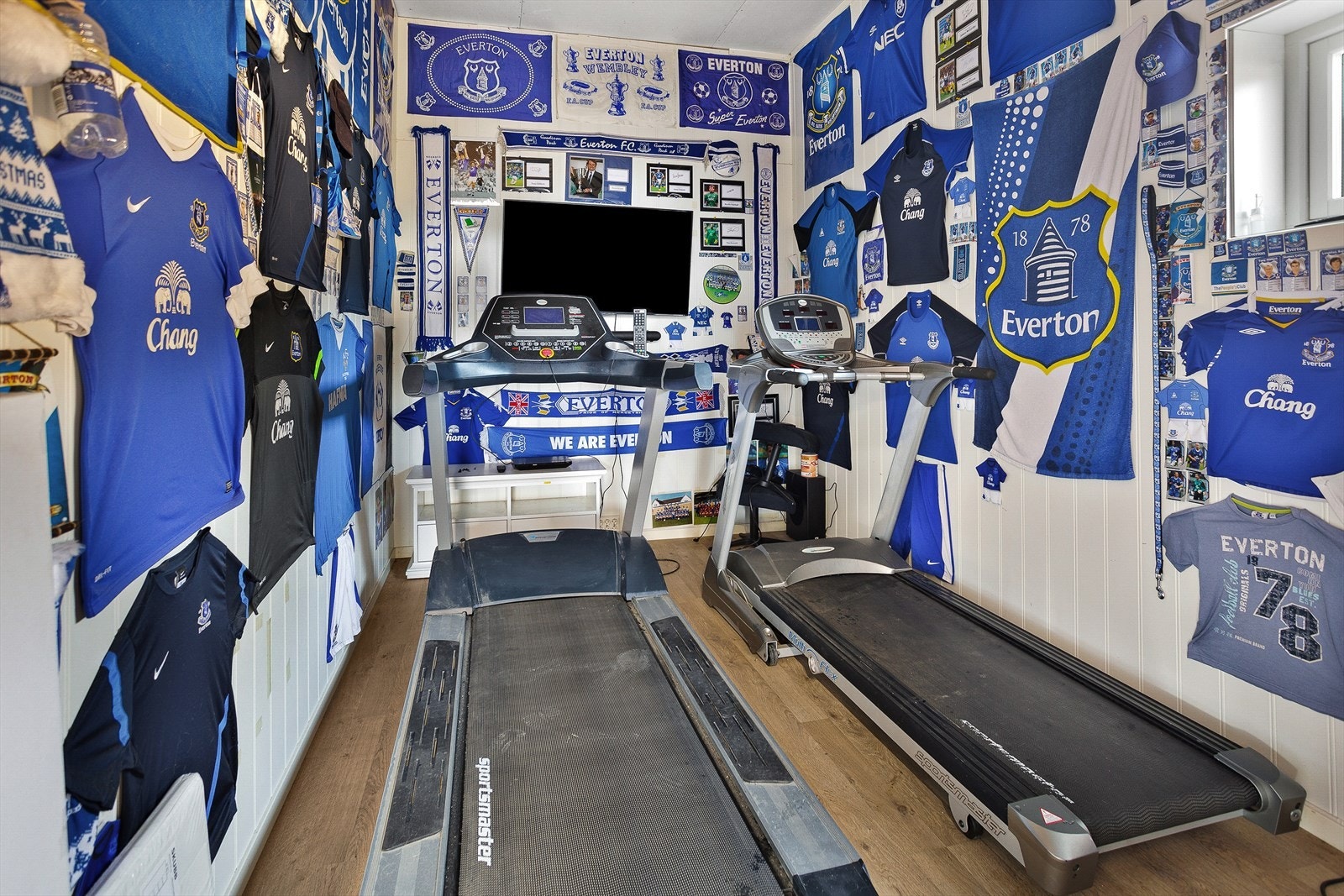 Selger kan nok ikke skjule sin interesse for engelsk elitefotball:-) Galleribilde