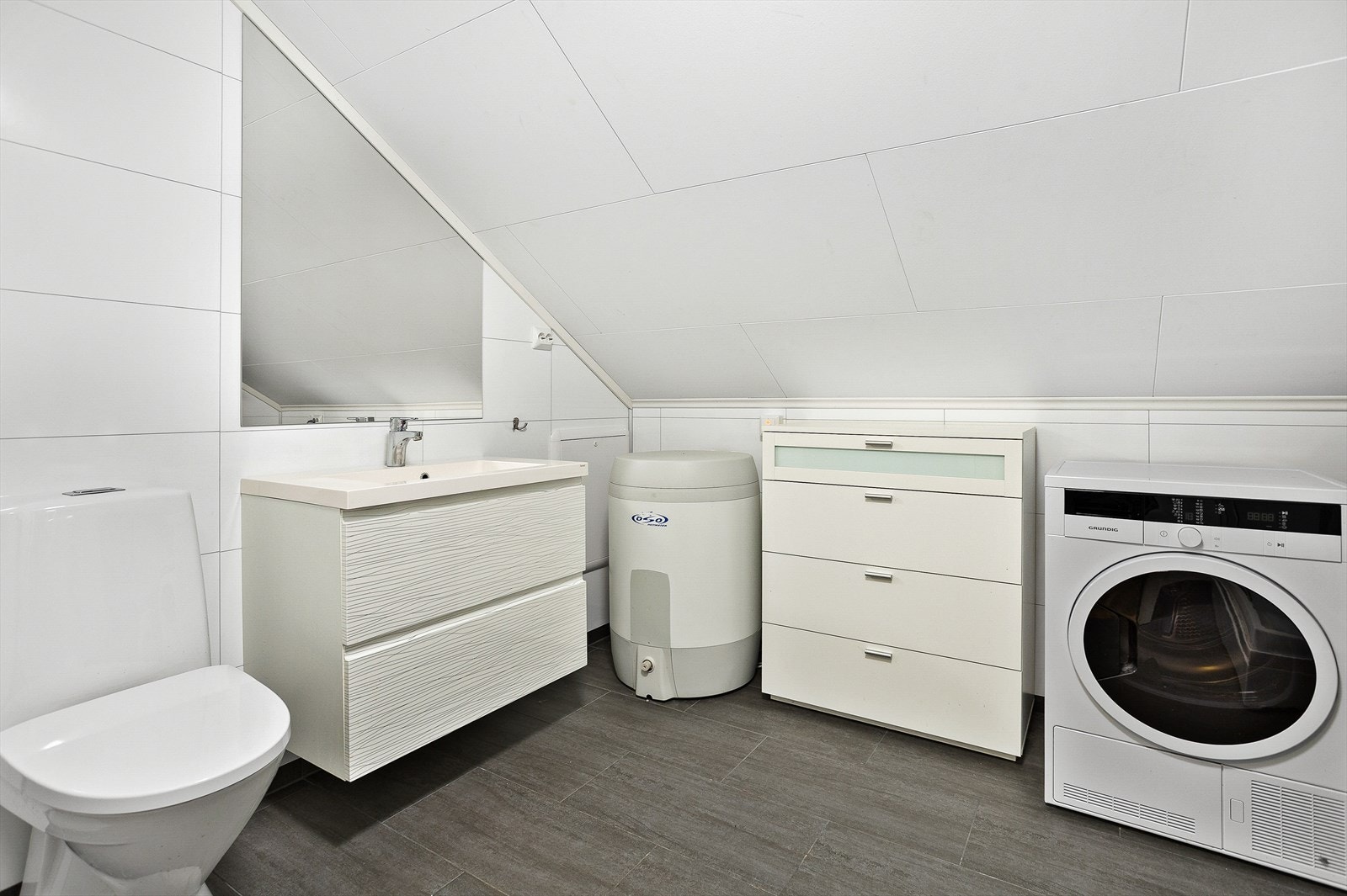 Badet i 2 etg på garasjen, med egen varmtvannstank og uttak for oppvaskmaskin Galleribilde