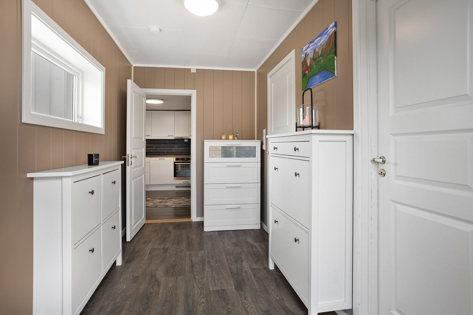 Velkommen inn i boligen, her er det vaskerom og bad før du kommer inn til kjøkken og stue Galleribilde