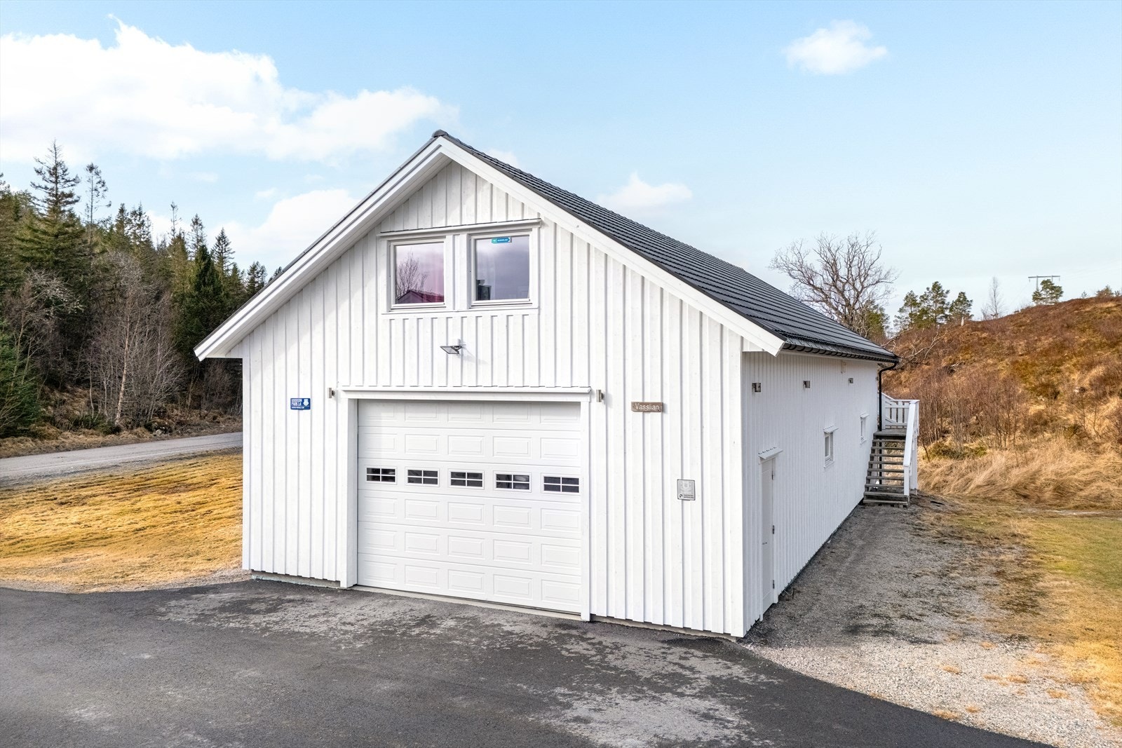 Garasje med en grunnflate på 128 kvm, og med innredet 2. etg Galleribilde