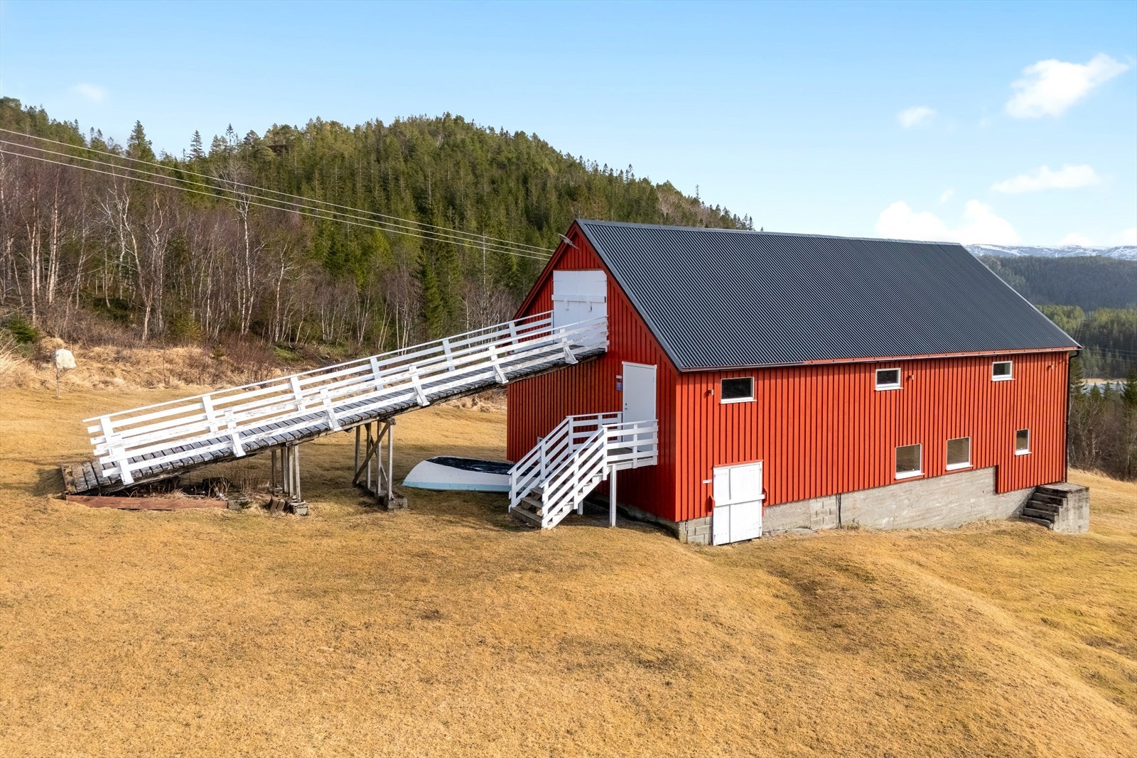 Låven er renovert med tak, vinduer og bordkledning Galleribilde