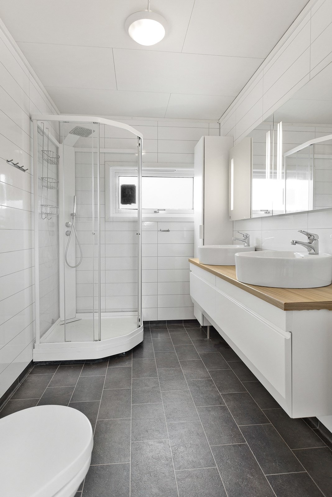 Romslig baderom med dobbel servant og dusjkabinett Galleribilde