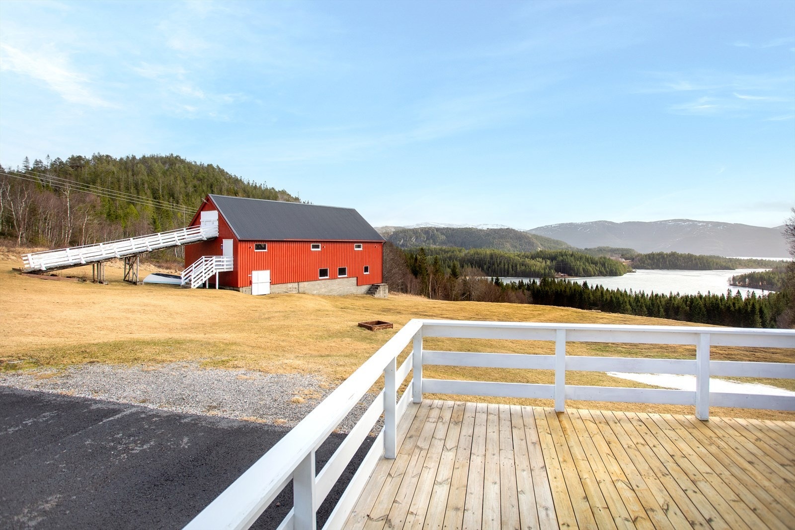 Utsikten fra plattingen mot nærområdet er upå Galleribilde