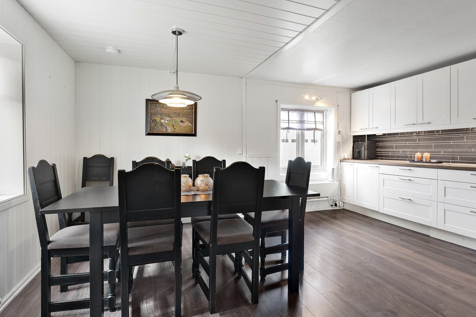 Romslig spisestue med lun atmosfære Galleribilde