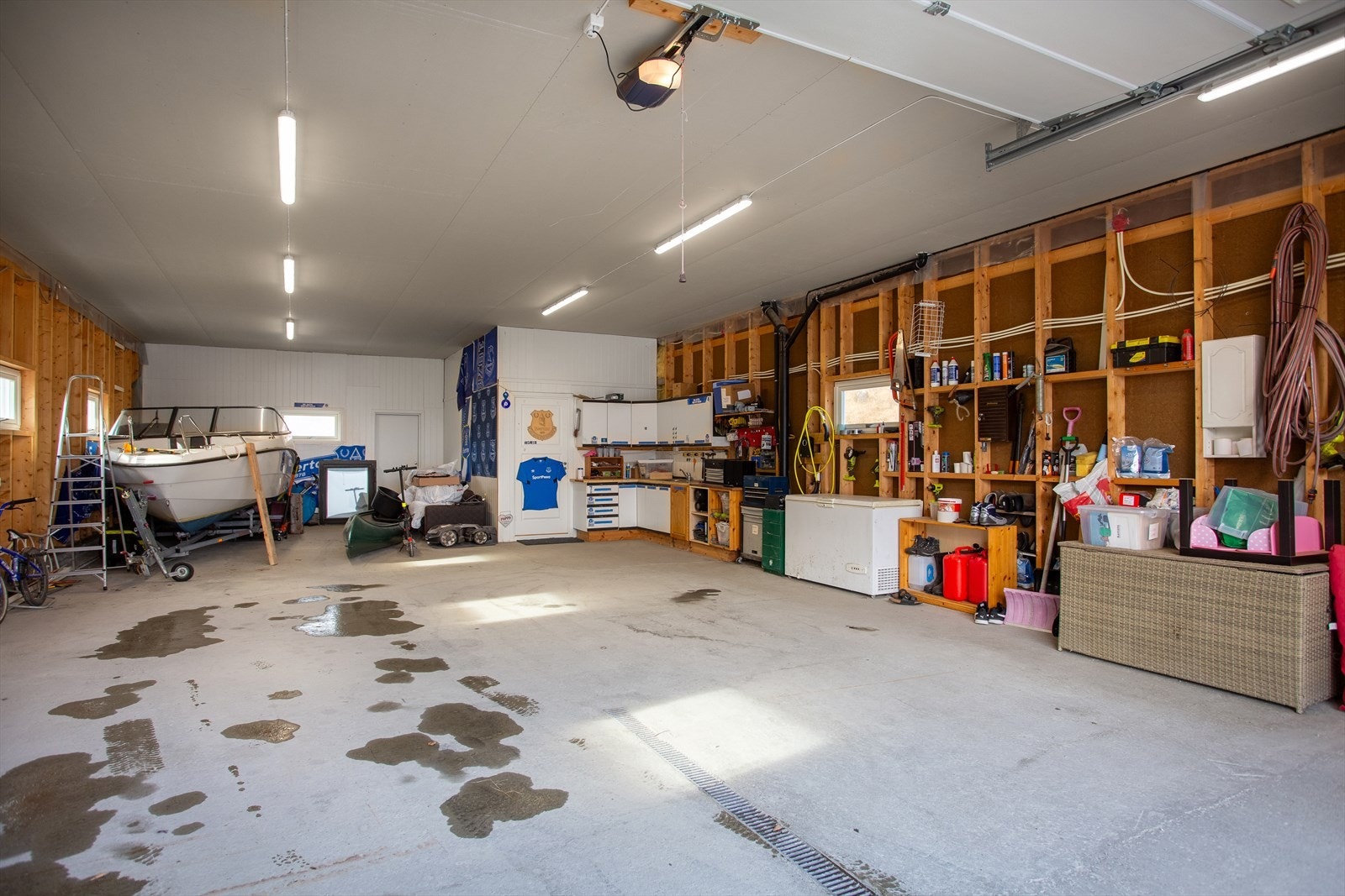 Her er det plass til lagring av både båt og bil, samt et trimrom i hjørnet. Det er også montert el-bil lading Galleribilde