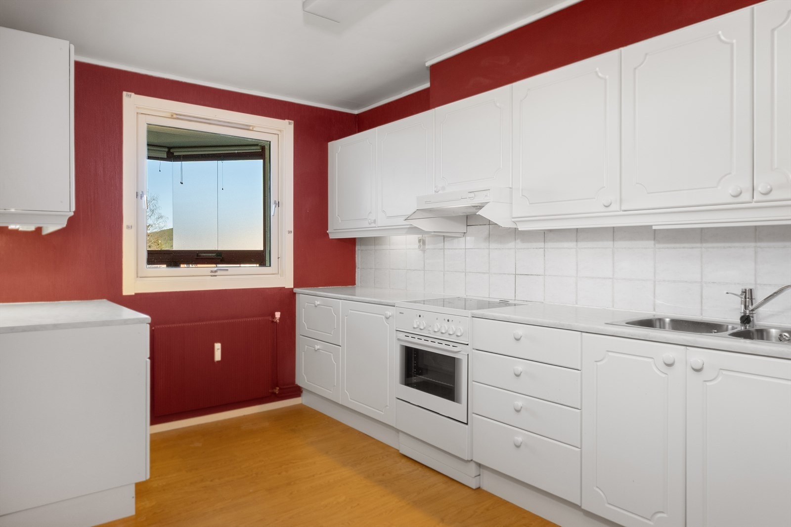 Kjøkkenet ligger i et eget rom med tilgang fra stuen. Galleribilde