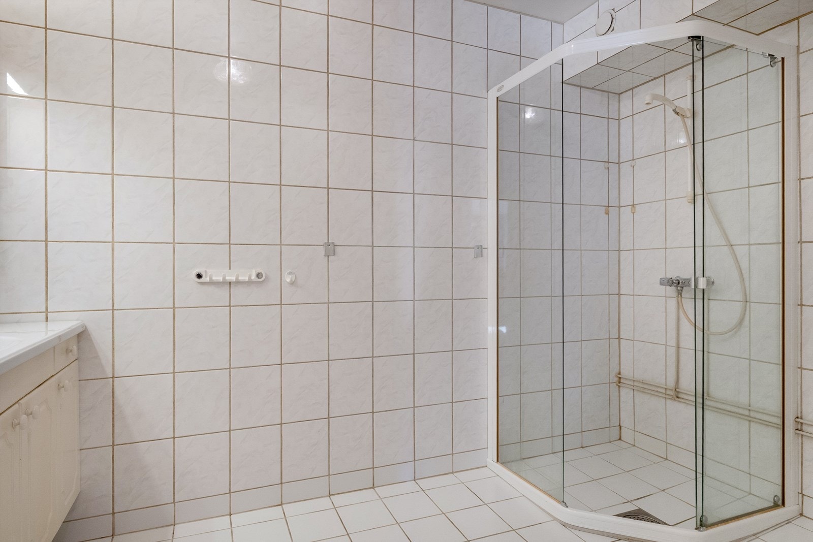 Rommet er innredet med et servantskap, et vegghengt dusj i en dusjnisje, og har opplegg for vaskemaskin. Galleribilde