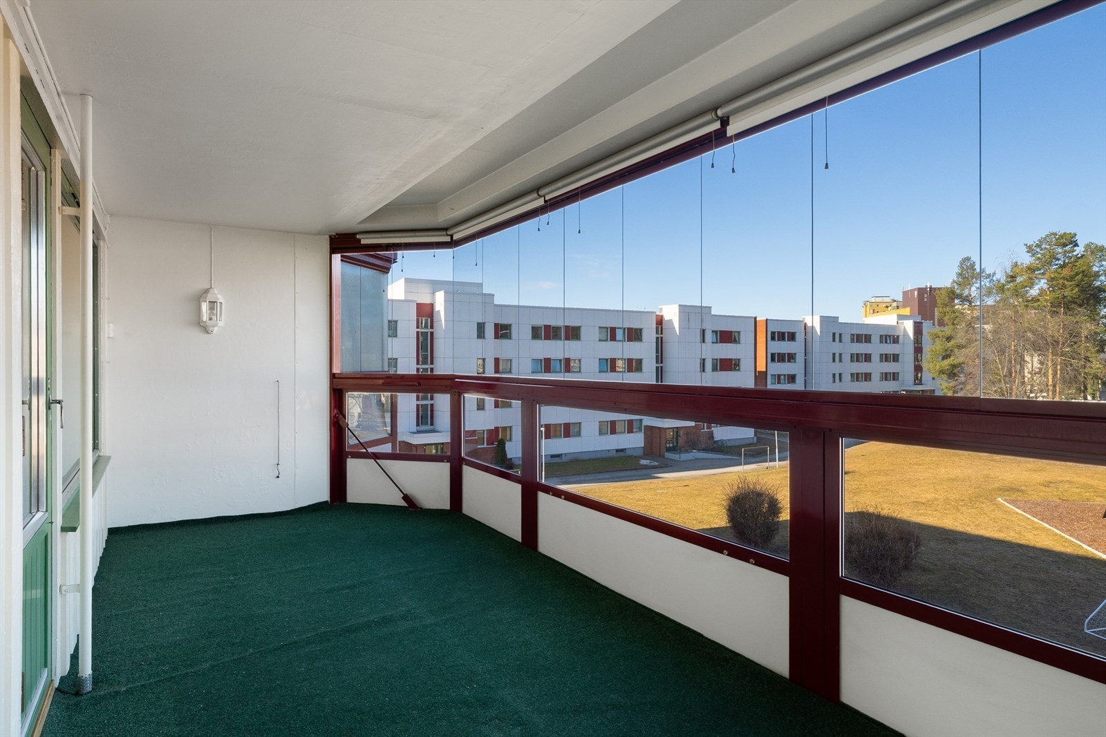 Innglasset balkong på ca. 14 kvm med utsikt mot grønne fellesarealer og Furuberget. Galleribilde