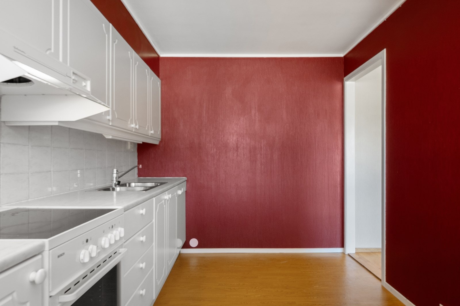 Mellom benkeplaten og overskapene er det flislagte vegger. Galleribilde