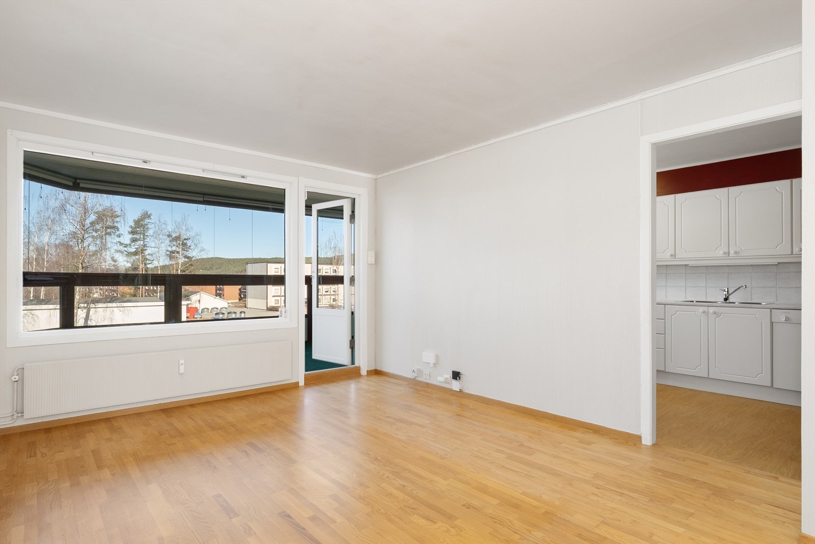 Stuen er lys og romslig, med en møbleringsvennlig planløsning. Galleribilde