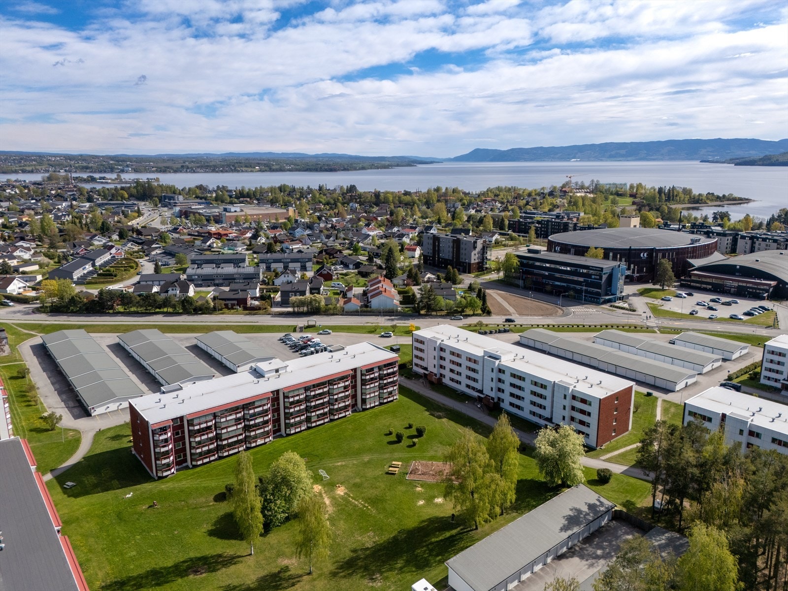 Leiligheten har en skjermet intern beliggenhet omkranset av grøntareal. Galleribilde