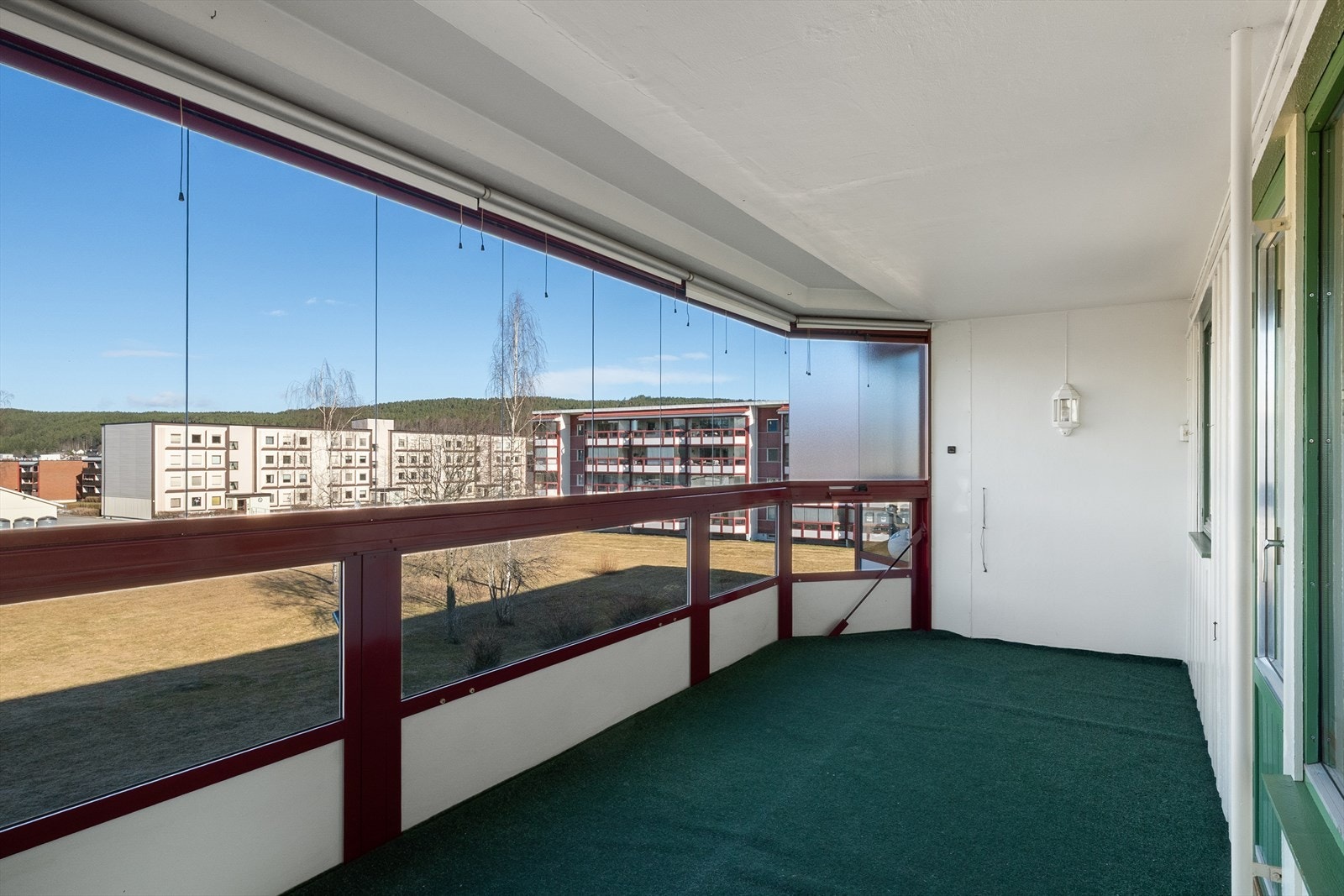 Fra stuen er det direkte utgang til en innglasset balkong mot vest - et flott uterom som kan brukes store deler av året. Galleribilde