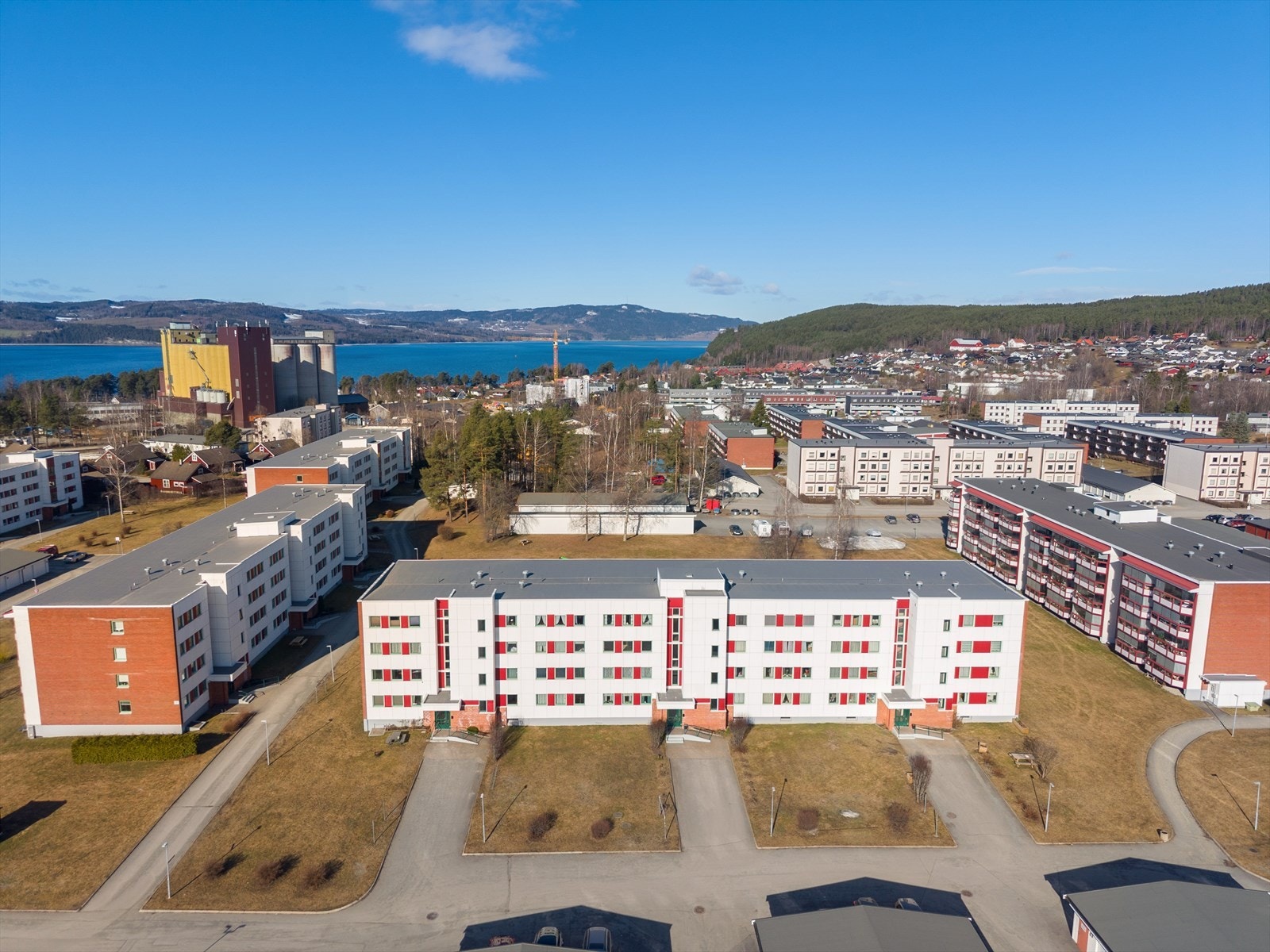 Attraktivt område på Hamar vest med kort vei til Storhamarsenteret og Maxi. Galleribilde