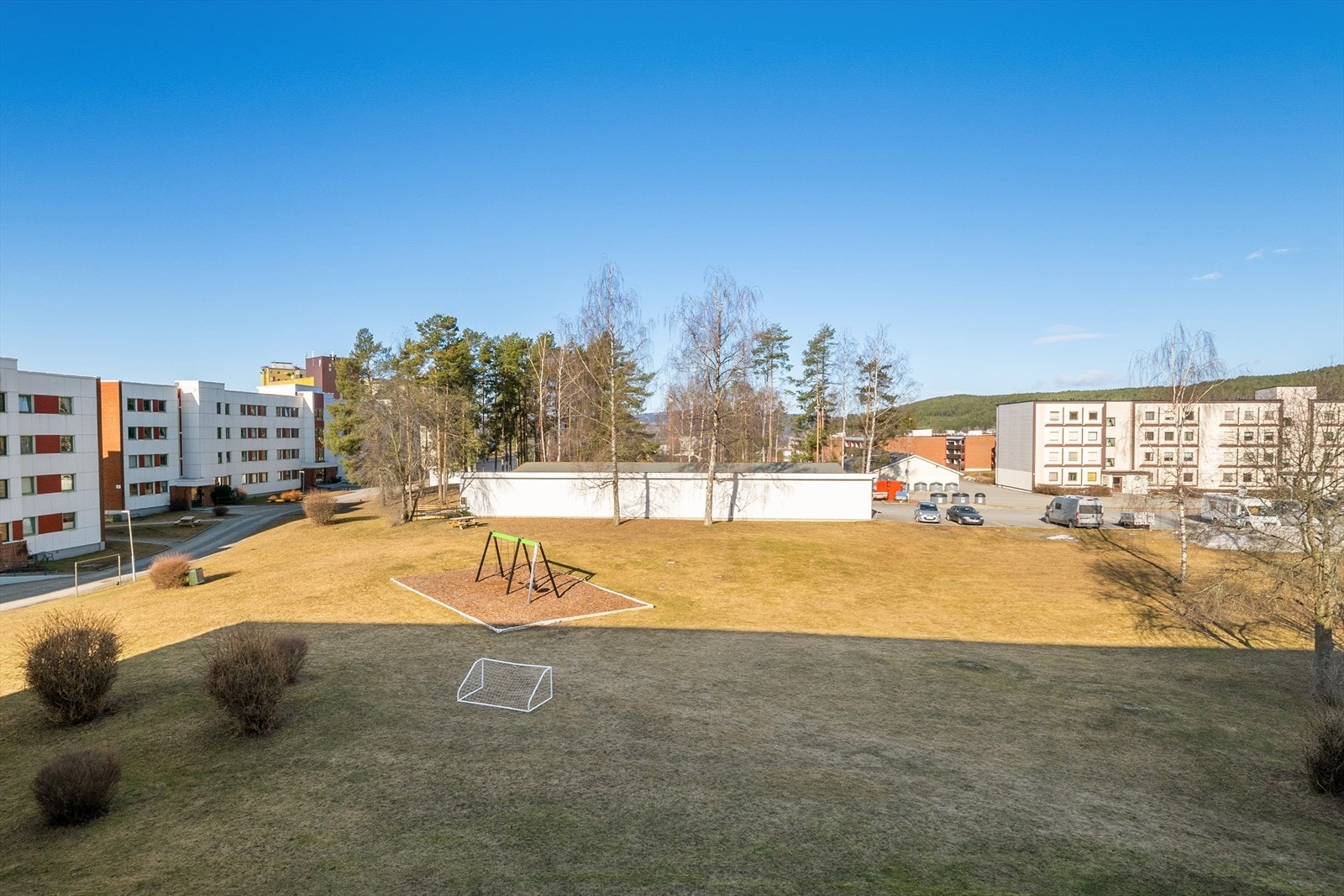 Balkongen vender mot vest, og her kan gode solforhold fra ettermiddag til kveld nytes. Galleribilde