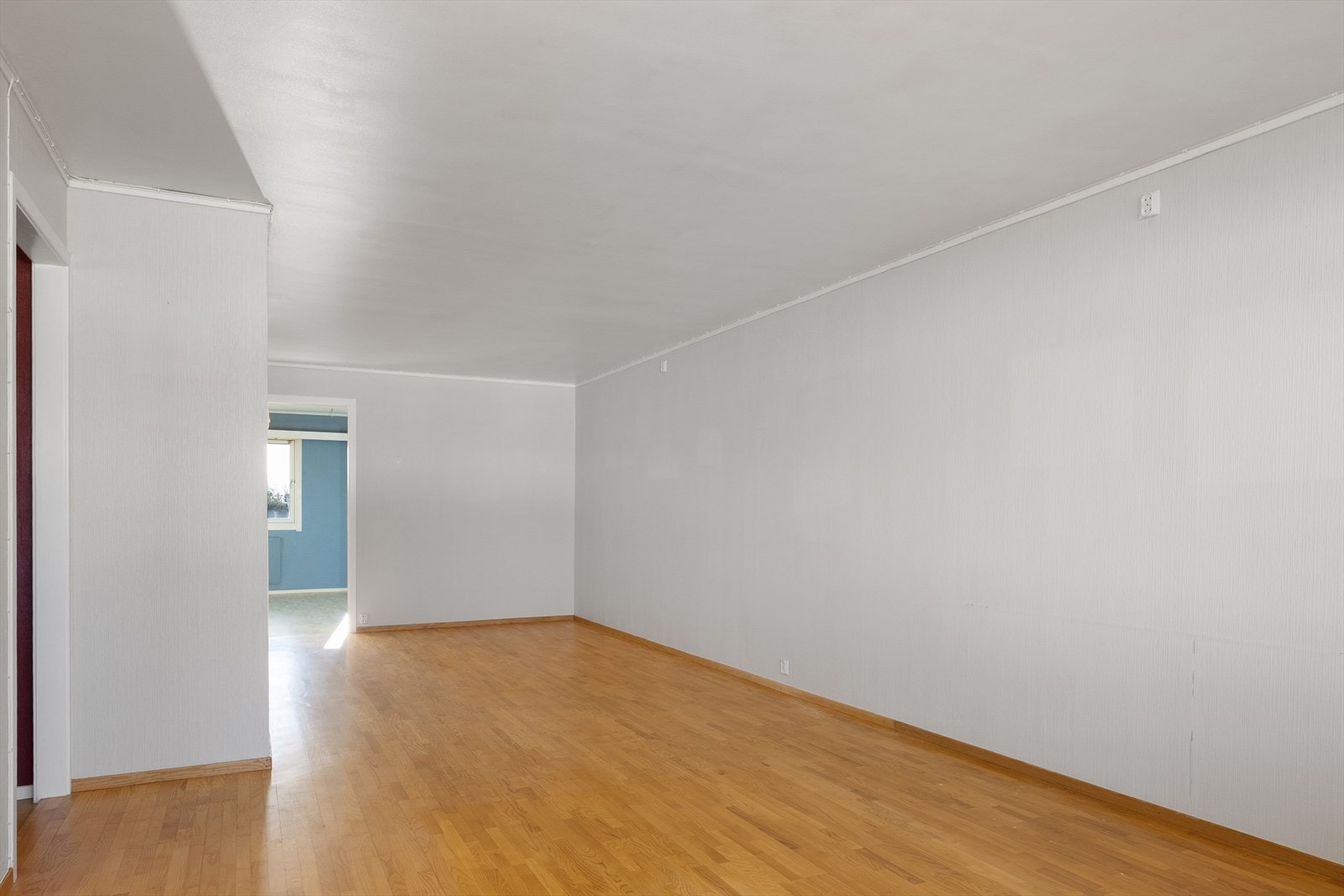 Den gjennomgående planløsningen bidrar til godt med lysinnslipp fra begge sider. Galleribilde