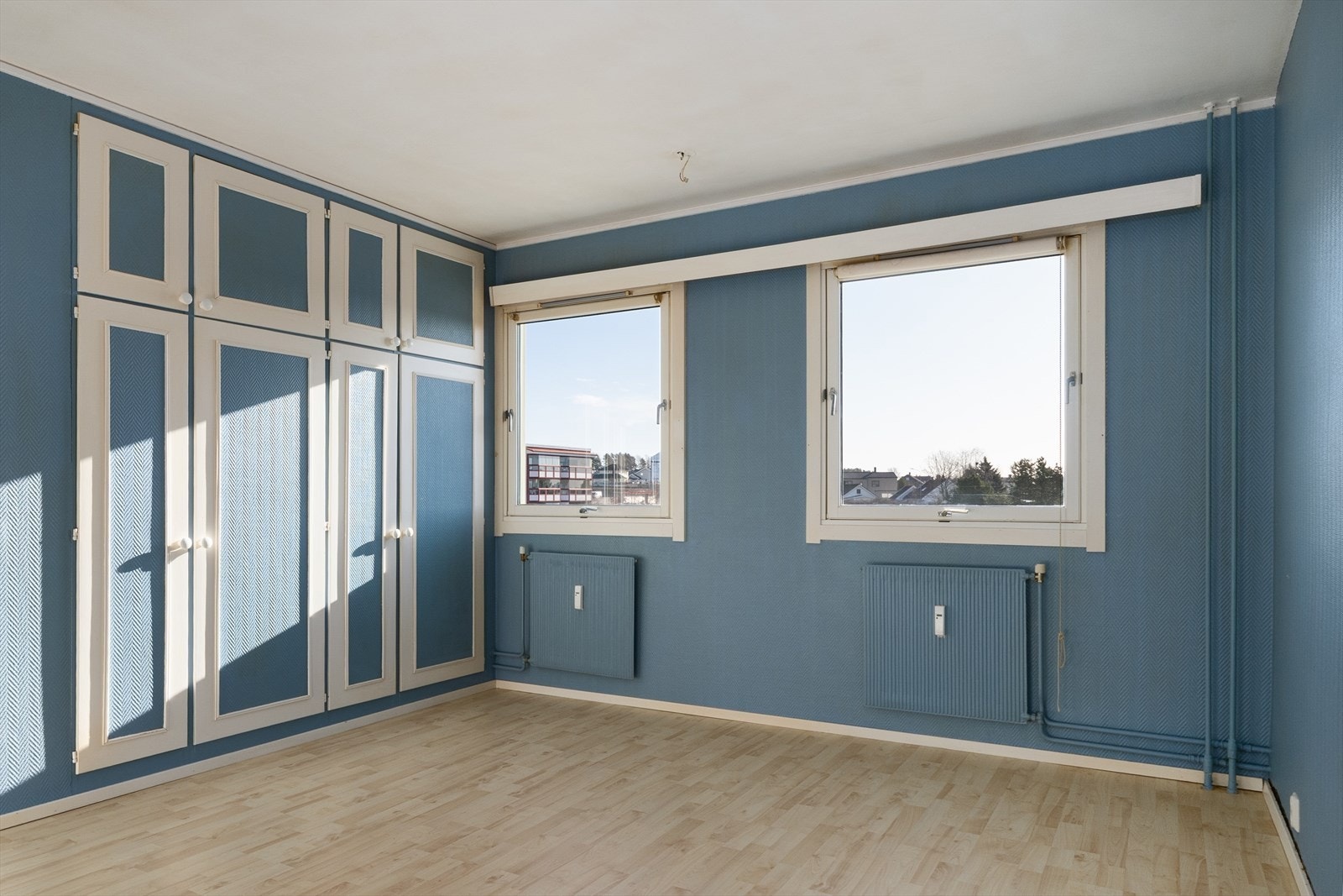 Hovedsoverommet er romslig, med god plass til dobbeltseng og øvrig møblement. Galleribilde