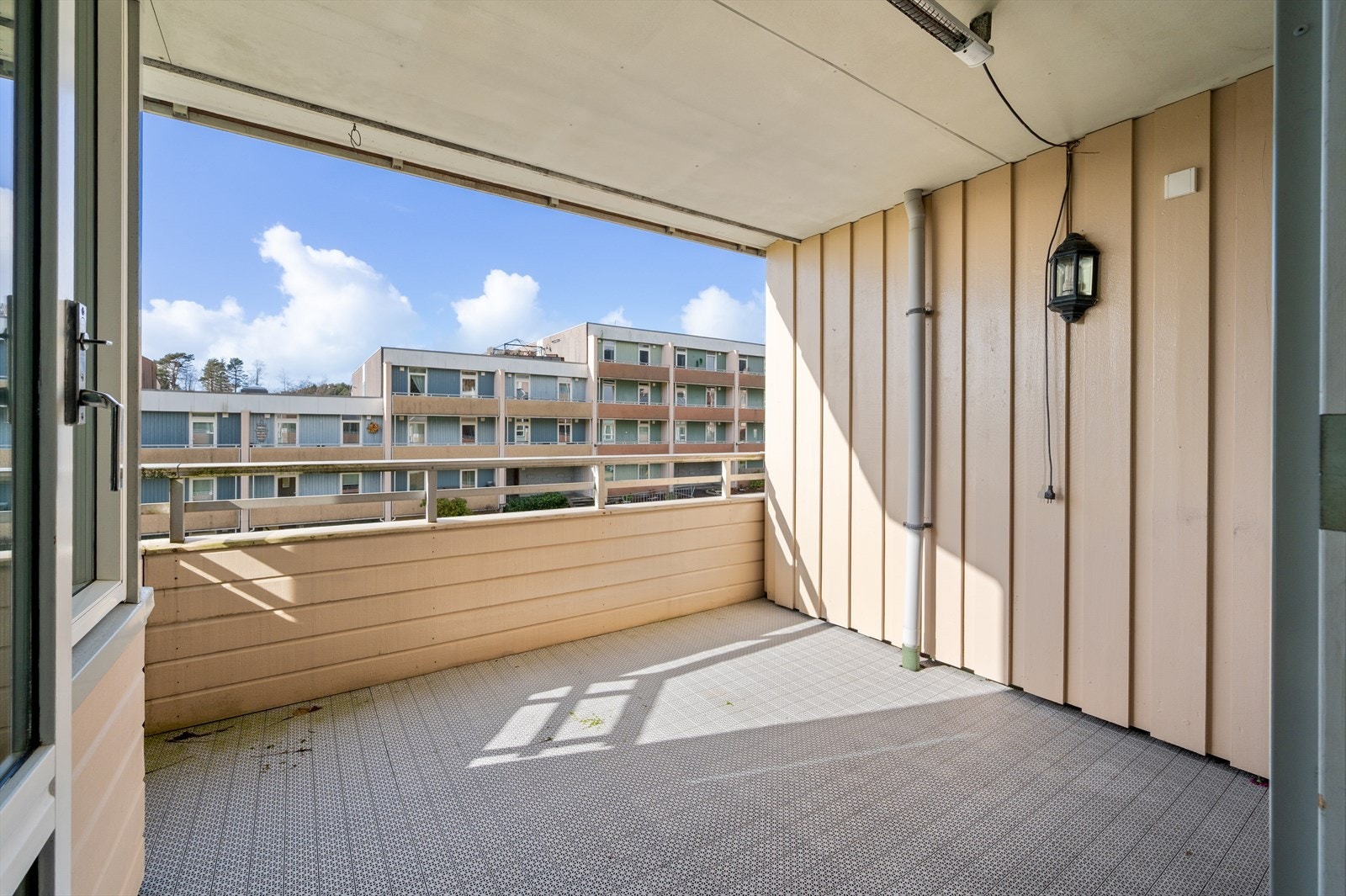 Fra stuen er det utgang til en herlig vestvendt terrasse på 8 m². Galleribilde