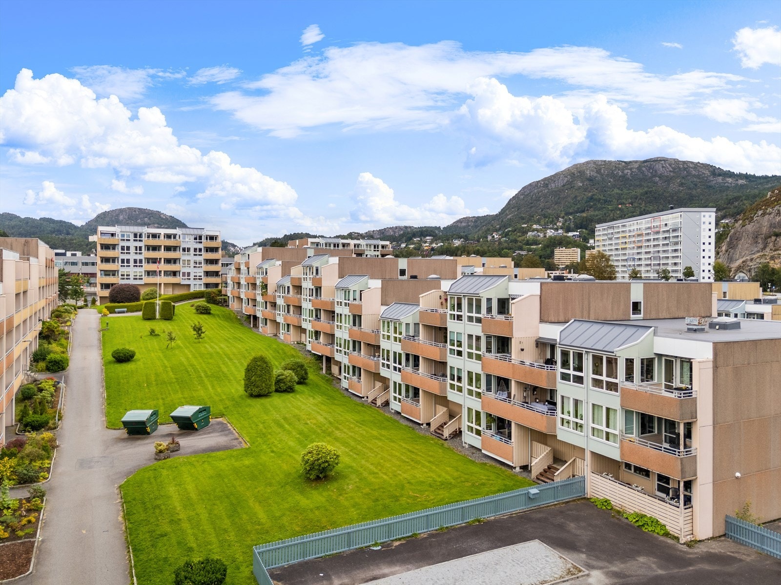 En svært romslig 3-roms leilighet med to egne balkonger og et meget stort potensial! Her har du muligheten til å skape ditt drømmehjem! Galleribilde