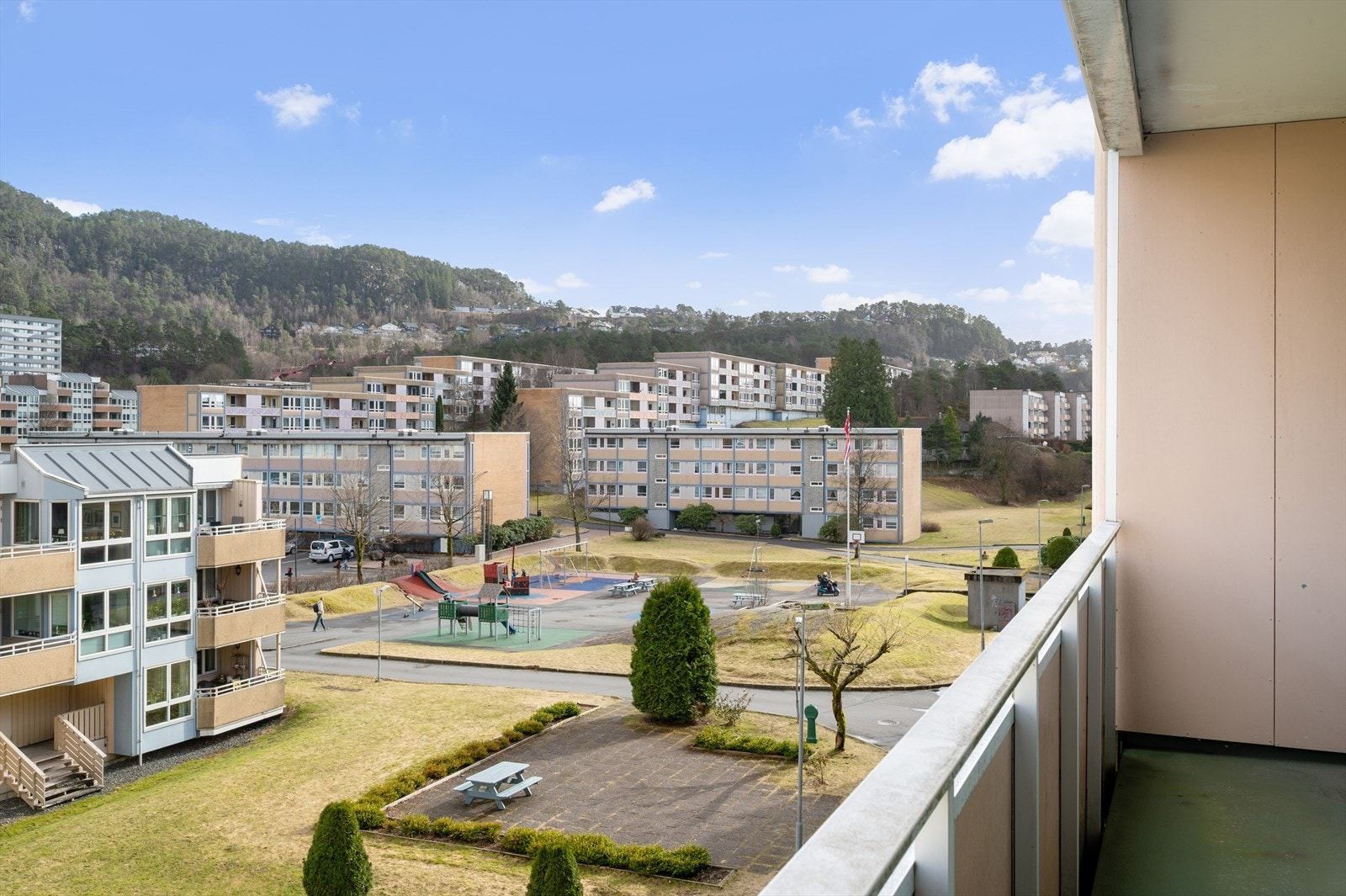 Herfra kan du nyte utsikt over trivelige fellesarealer samt naturskjønne omgivelser i nærområdet. Galleribilde