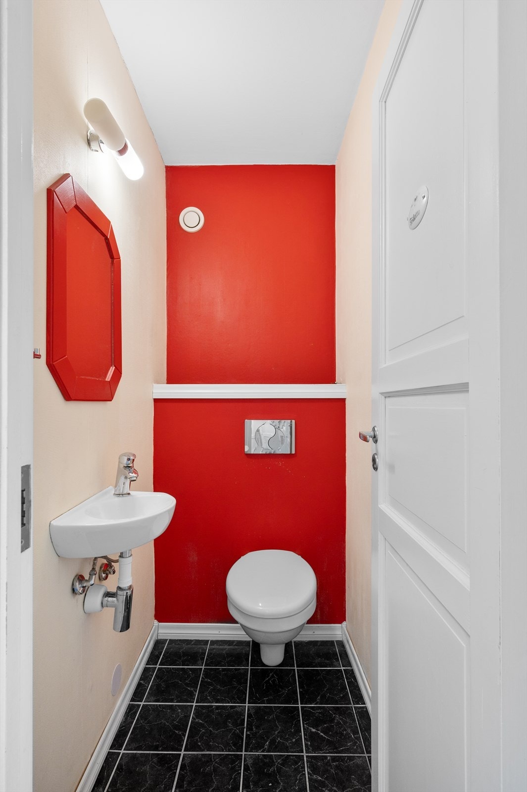 Leiligheten har også et eget toalettrom. Rommet er innredet med vegghengt toalett og vask med overhengende speil/belysning. Galleribilde