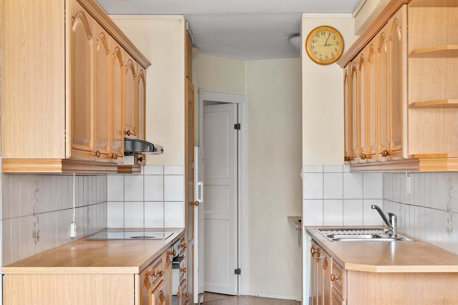 Fra kjøkkenet og fra hall er det adkomst til leilighetens vaskerom. Galleribilde